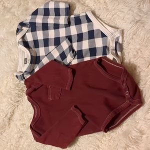 Hudson baby onesies. Bundle of 2(two) Gender neutral colors. Size 3-6 ms